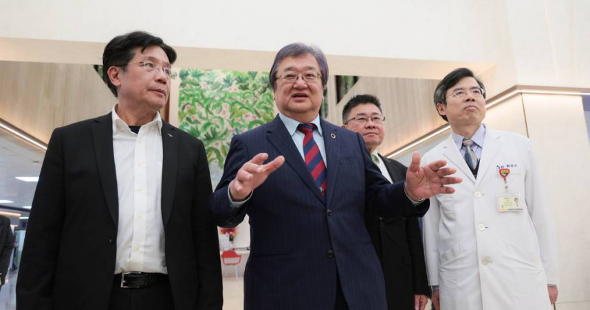 邱泰源（左二）稱突襲各大醫院急診，結果被護理師踢爆根本是作秀。（圖／報系資料照）