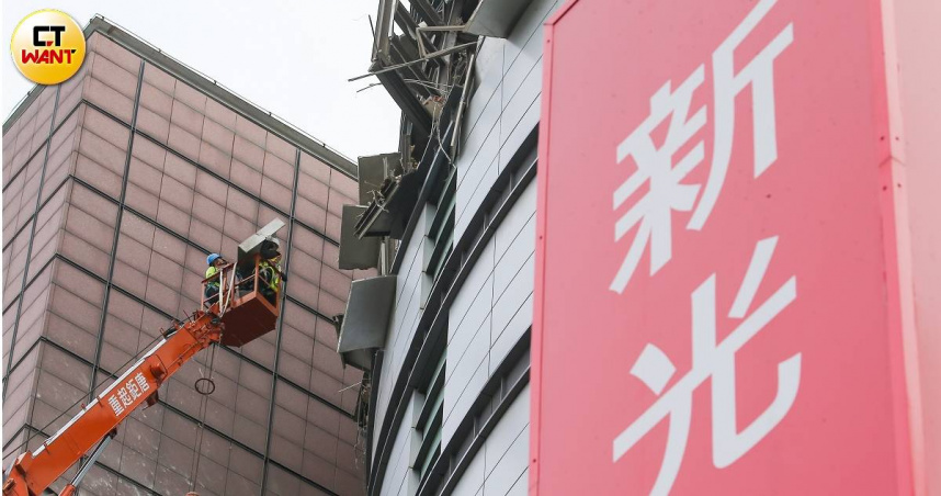 台中新光三越中港店在2月13日發生氣爆事故，館方自今天（3月1日）起有條件開放員工前往拿取私人物品。（圖／黃耀徵攝）
