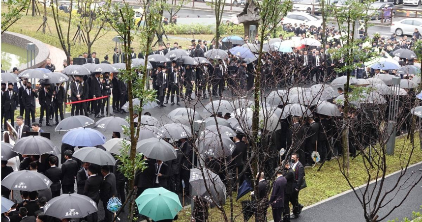 竹聯幫幫主么么於6日舉辦告別式，警方派400名警力維護治安，並成功用臉部辨識系統當場逮獲2名通緝犯。（圖／劉耿豪攝）