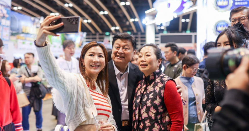 花蓮縣長徐榛蔚先前率團赴香港參加觀光博覽會，期間隨行成員在入境時遭港警拘捕。（圖／取自徐榛蔚臉書）