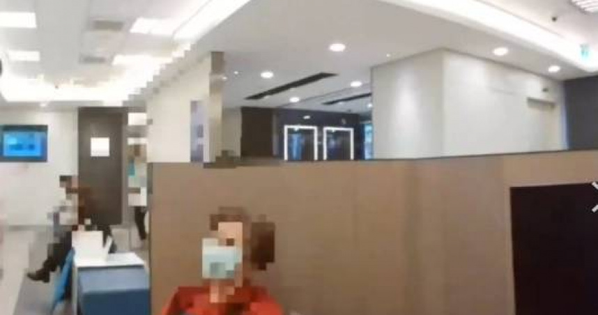 7旬婦務限假交友詐騙欲提領款項，所幸機警行員察覺婦人拿兒子存簿來提款，緊急報警，順利阻止婦人提領。(圖／翻攝畫面)