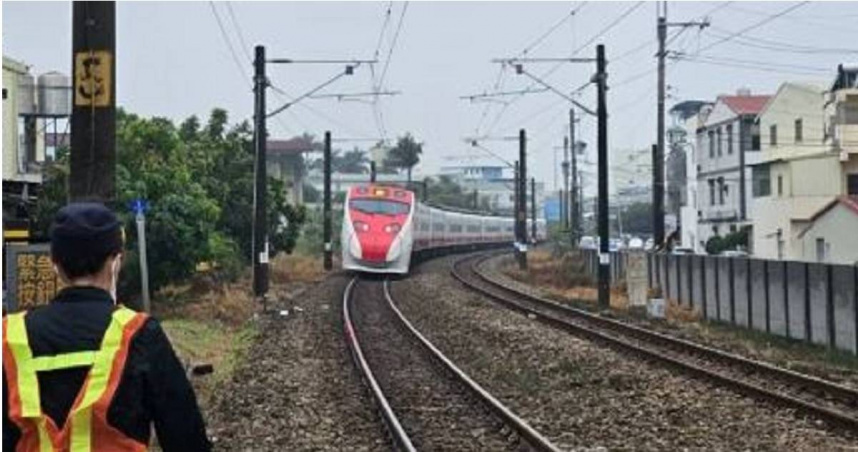 65歲涂男闖軌遭107次普悠瑪號衝撞，警消趕抵時他已明顯身亡未送醫。（圖／翻攝畫面）