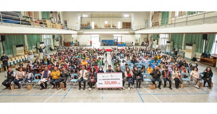 信義房屋志工團3月19日前往南投信義鄉，舉辦「信義至善獎助學金」25周年頒獎典禮，由信義企業集團創辦人夫人周王美文率隊出席，親送獎學金與禮品給210位信義鄉國中與國小優秀學生（圖／信義房屋提供）。