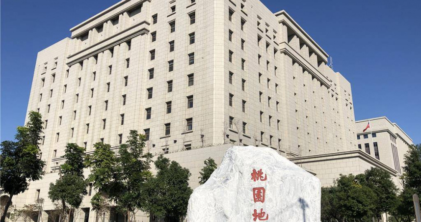 案發後逃亡菲律賓的涉貪李姓上尉今下午遭押解回台直送桃園地檢。（圖／中國時報蔡依珍攝）