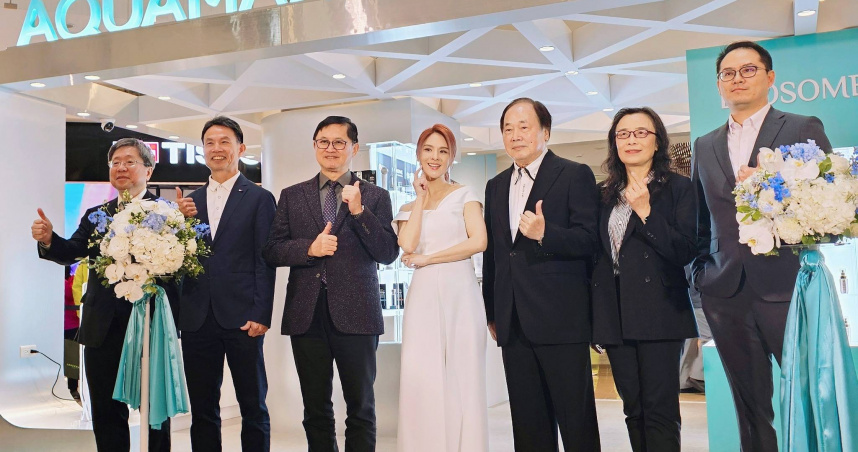 晶碩子公司「美彤生醫」3月17日舉行外泌體系列產品記者會，和碩董事長童子賢（左三）、品牌代言人郭靜（中）、晶碩董事長郭明棟（右三）。（圖／翻攝自郭靜臉書）