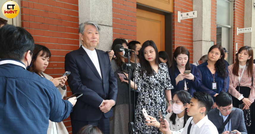 美國關稅對台灣影響甚鉅，經濟部長郭智輝一早被記者團團圍住。（圖／黃鵬杰攝）