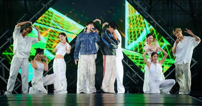 九澤CP在香港舉辦 《愛在你身邊巡迴演唱會 — 戶外星空香港限定場》演唱會，吸引數千名歌迷到場支持。（圖／J's娛樂工廠提供）