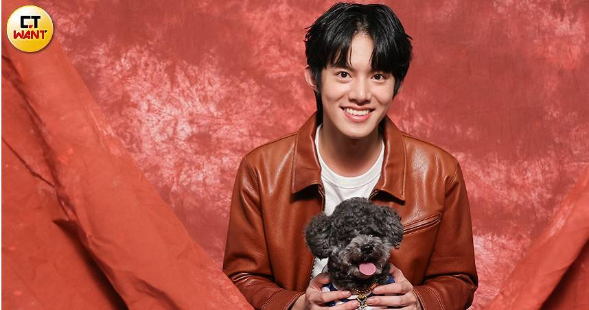 余杰恩帶著快五歲的愛犬Wuni接受本刊訪問，Wuni戴著金項鍊，看得出是受到寵愛的毛孩。（圖／林士傑攝）