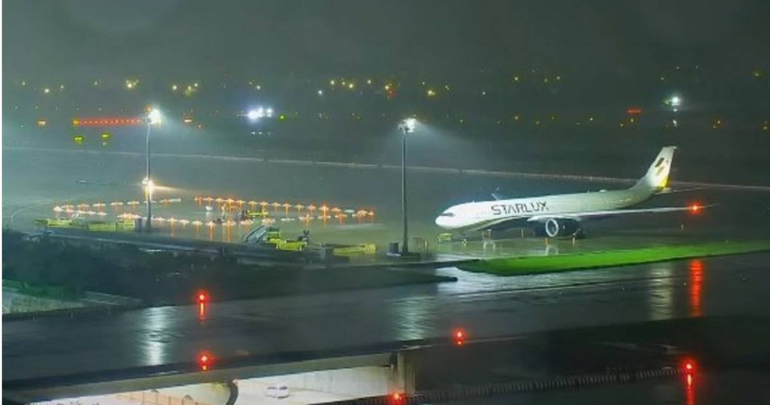 受到鋒面通過影響，雨彈伴隨雷擊狂轟，導致桃園機場航班大亂，甚至有旅客在機上晃到吐得一蹋糊塗。（示意圖／擷取自YouTube／遊桃園 Taoyuan Travel）