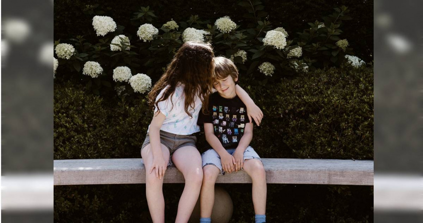 家庭結構對1個人性格的影響不小，不少網友都認同有姐姐的男生對異性比較體貼。（示意圖／unsplash）