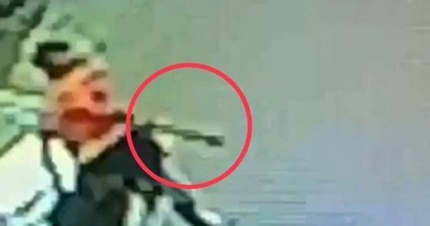 台中父遭刀手猛砍背後40萬買兇驚見藏鏡人。（圖／翻攝畫面）