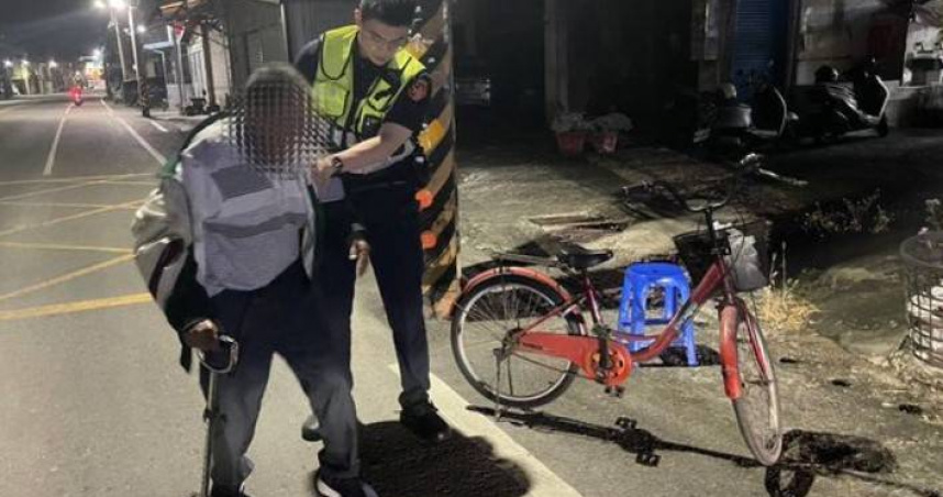 李翁騎腳踏車外出買養樂多，返程時不慎摔車倒地，警方獲報到場迅速救援並護送返家。（圖／翻攝畫面）