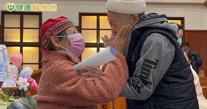 讓愛沒有遺憾！　她抗癌25年用「生前告別式」跟家人說再見