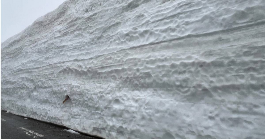 日本熱門旅遊景點「立山黑部」以震撼壯觀的大雪壁聞名，每年都吸引無數遊客到訪，不過就有一名台灣遊客發現，雪牆上竟被寫下「大罷免、大成功」6大字。（圖／擷取自Facebook／匿名2公社）