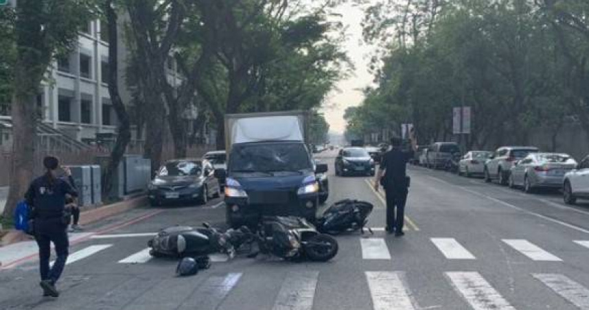 高雄小貨車追撞等紅燈的3部機車，造成2名騎士肢體受擦挫傷就醫。（圖／翻攝畫面）