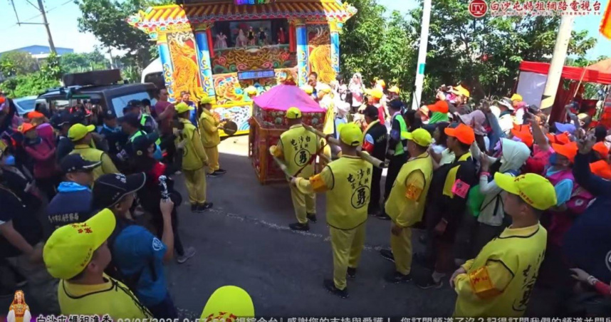 白沙屯媽祖在路邊的布袋戲戲台前駐足。（圖／翻攝自YouTube／白沙屯媽祖網路電視台）