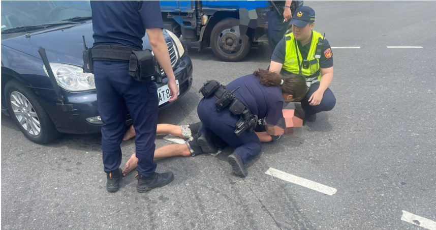 陳姓男子4日中午毒駕拒檢，遭警方強拖下車逮捕，並吞下11張罰單。（圖／翻攝畫面）