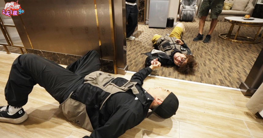 曾子余（左）和納豆（右）在地板蠕動找尋線索。（圖／TVBS提供）