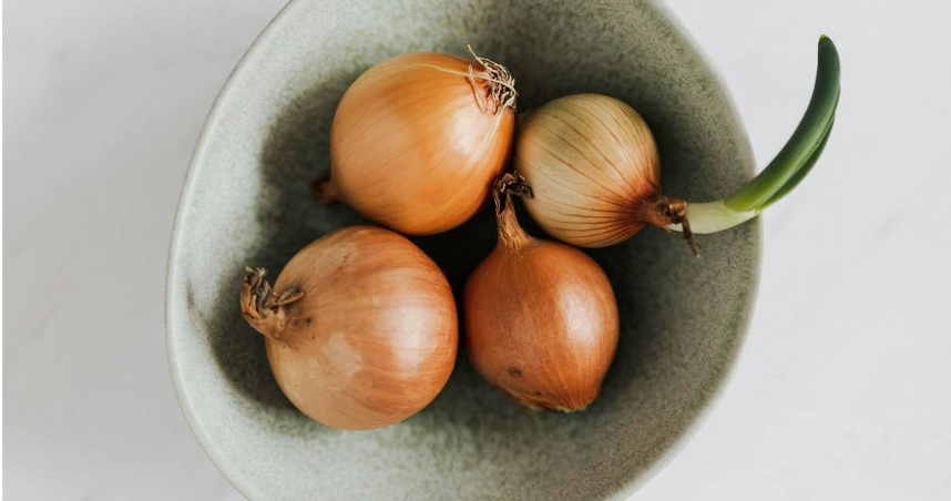 營養師薛曉晶說，洋蔥外皮可清洗乾淨食用。（示意圖／Pexels）