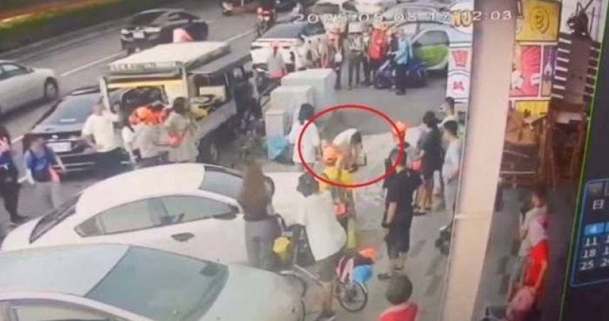 2名男子因車輛併排起爭執，進而當街互毆雙雙受傷，後續遭警方移送法辦。（圖／翻攝畫面）