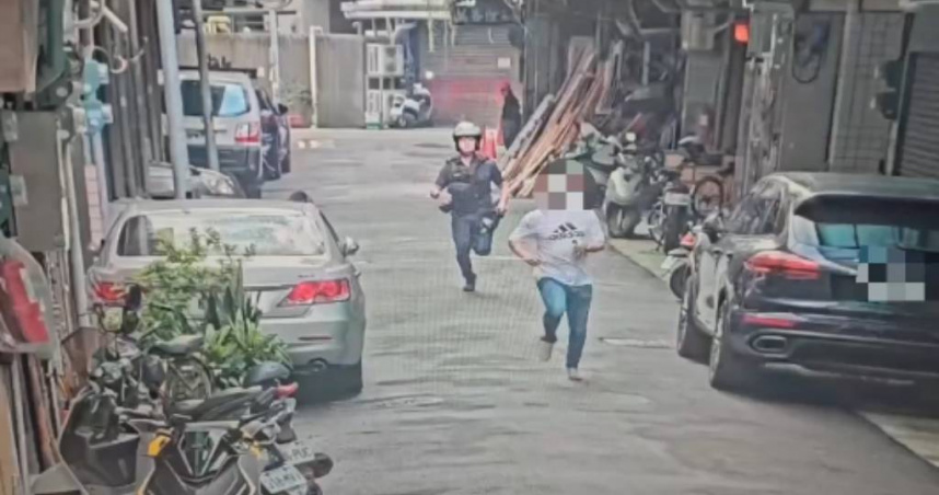 北市萬華分局員警日前發現一名男子形跡可疑，當場上前盤查，孰料對方赤腳沿路狂奔，警方連開4槍才將人逮捕。（圖／翻攝畫面）
