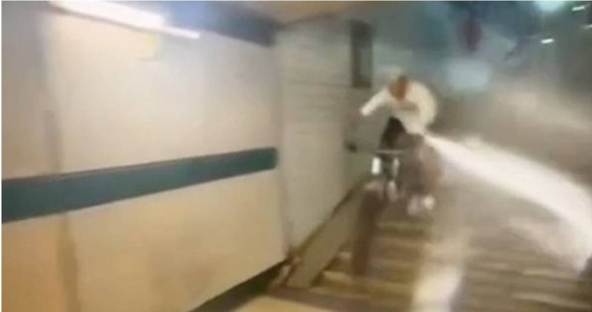 男騎單車衝坡違規狂飆惹。（ 圖／翻攝畫面）