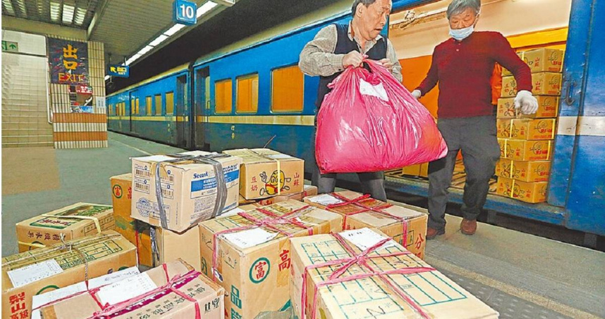 台鐵6月23日不僅調漲客運票價，運送包裹也喊漲！圖為萬華車站行李房員工工作情形。（圖／報系資料照）