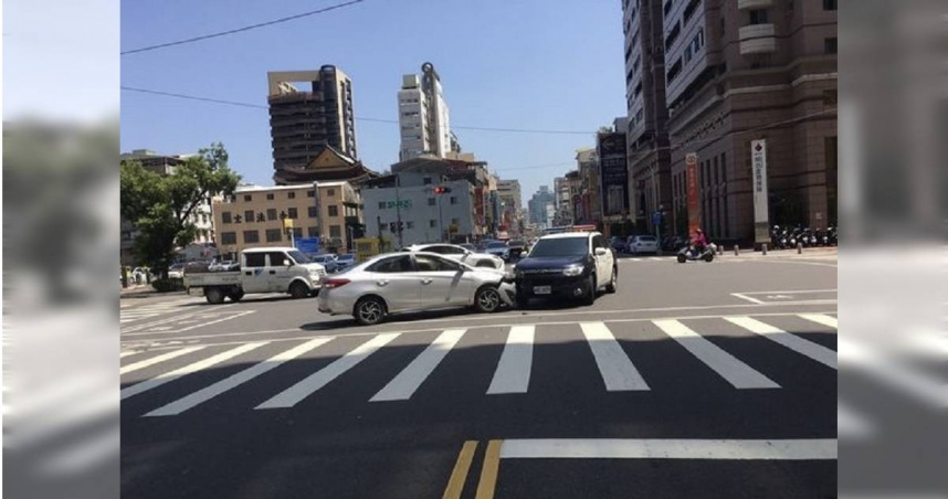 高雄警車竟遭逆向轎車迎頭猛撞。（ 圖／翻攝畫面）