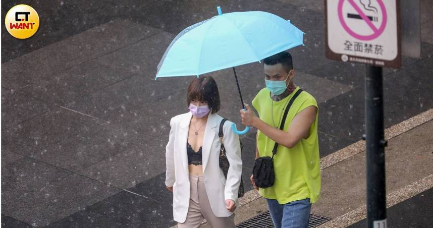 今天（25日）東北季風影響伴隨華南雲雨區東移，水氣偏多。（示意圖／趙文彬攝）