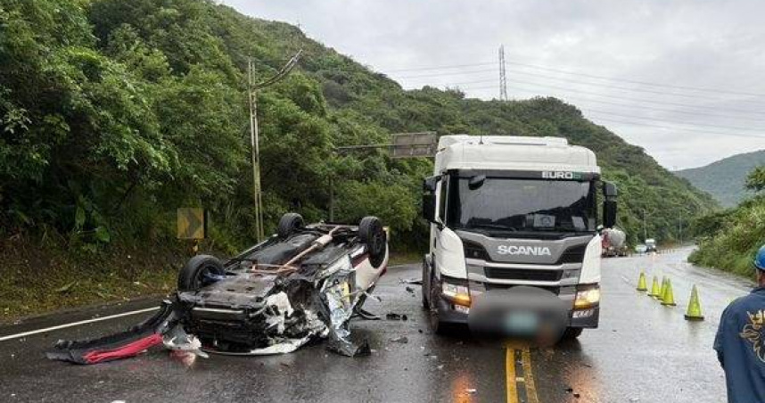 基隆男酒駕清晨自撞翻覆。（ 圖／翻攝畫面）