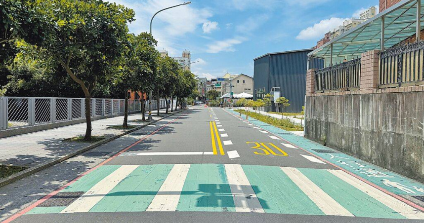 三峽區北大國小日前發生嚴重交通事故,釀3死12傷。新北市政府立即啟動會勘,1周內增設完成路口的視覺化減速標線與更新通學區標誌。(圖/新北市交通局提供/中國時報高鈞麟新北傳真)