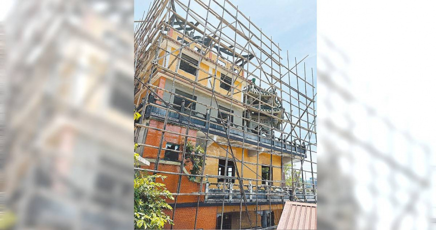 基隆市虎仔山半山腰的淨因寺因違建遭勒令停工荒廢至今，市府8月將展開拆除工程，預計年底前可完工。（圖／中國時報張志康攝）