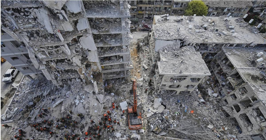 以色列城市巴特亞姆（Bat Yam）遭伊朗導彈襲擊。（圖／達志／美聯社）