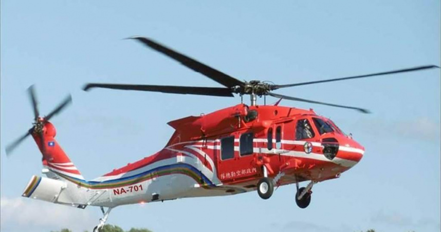 黑鷹直升機特搜員執行吊掛救援任務，成功救出磐石西峰受傷女登山客。（圖／資料照，內政部）