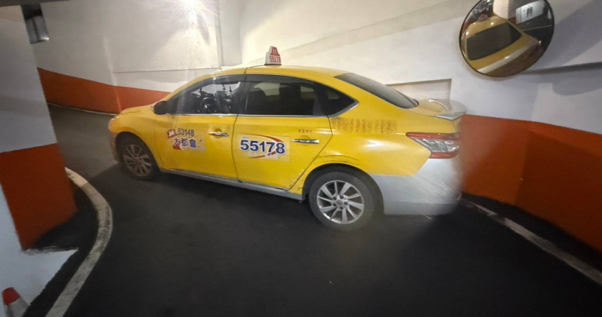 男子酒後返家倒臥車道，遭計程車輾過氣血胸送醫。（圖／翻攝畫面）