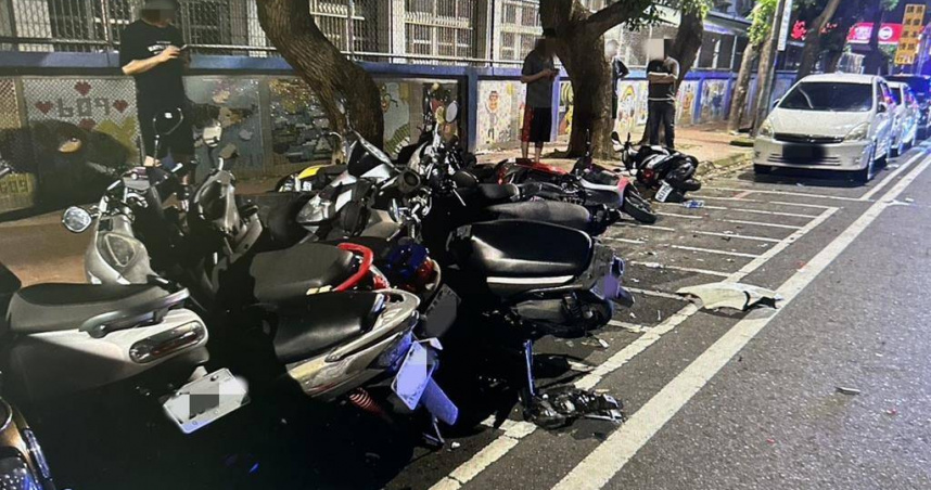 23日晚上11時許，中壢警方接獲報案，指稱福州路與杭州路口有民眾爆發激烈糾紛，最終在長沙路一路追車碰撞事故，甚至波及2輛小客車與12輛機車。（圖／中壢警分局提供）