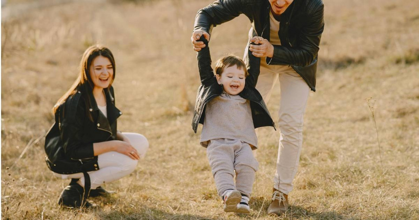 人妻發現「神隊友」丈夫竟私下買春，而她為了這段婚姻放棄高薪事業，在家全職照顧一雙兒女，如今她回想種種經歷，心中只剩下不甘心。（示意圖／Pexels）