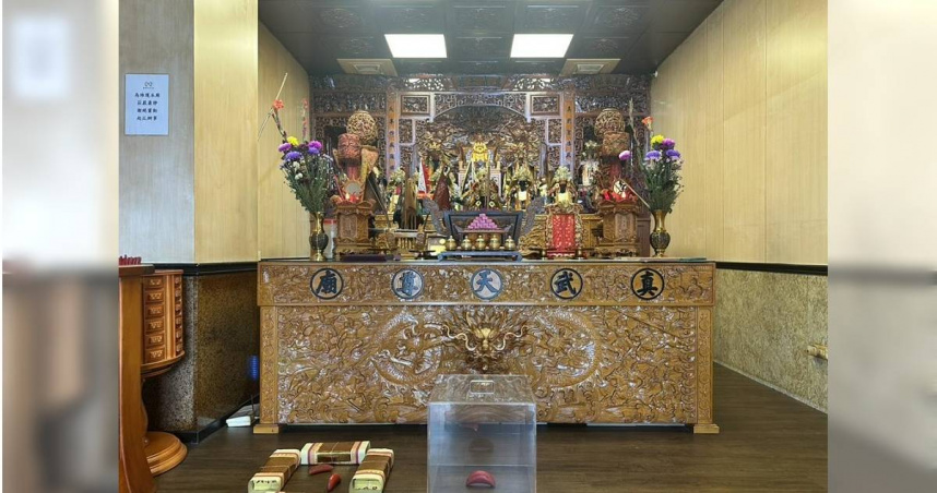 高雄市前金真武天尊廟近日6天內連續出現2個「立筊」奇景，讓信眾直呼「太不科學了」。（圖／廟方提供）