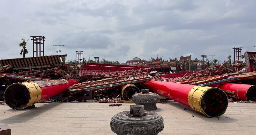 南鯤鯓代天府牌樓因娜絲颱風16級強勁風力而坍塌。（圖／楊登嵙攝）