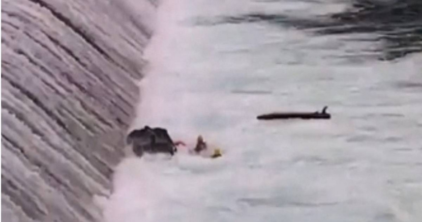 新店區廣興橋8日傳溺水意外，消防員下水救人也發生悲劇。（圖／翻攝畫面）