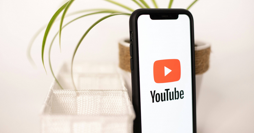YouTube將管制「AI罐頭影片」。（示意圖／unsplash）