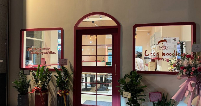 台中一間自助泡麵店遭竊，店家公開監視器畫面向竊賊喊話。（圖／翻攝自Let's Noodles 24hr自助泡麵店臉書）