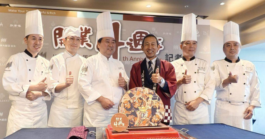 JR東日本大飯店台北四週年,總支配人率領五大名廚獻技端出職人級夏季盛宴,陣容貫穿日、中、西,從食材選用、料理技術到擺盤設計無不講究。(左起: 點心房主廚黃柏欽、日本料理主廚郡司行雄、日籍行政總主廚石原雅弘、總支配人山本寬、凱華樓主廚楊德興、鉑麗安全日餐廳主廚陳永儒)。(圖/JR東日本大飯店台北提供)