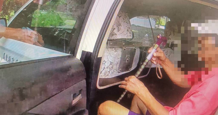 東港警分局員警協助周姓老翁安全返家。（圖／翻攝畫面）