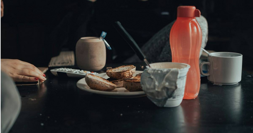 一名男網友不解，為何新公司主管不讓他上班吃早餐。（示意圖／Unsplash）