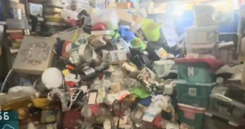 大陸上海一名獨居老翁驟逝，屋內竟是座垃圾山，最後在多方協助下清理出460袋垃圾。（圖／翻攝自微博）