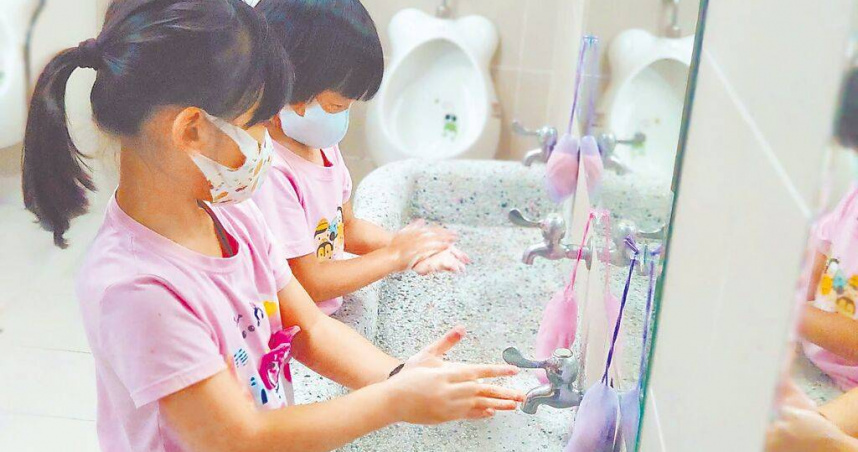 被稱為新生兒殺手的腸病毒伊科病毒11型，流行期將延長到8月底。示意圖為幼兒洗手防疫。（圖／基隆市政府提供／中國時報張志康基隆傳真）