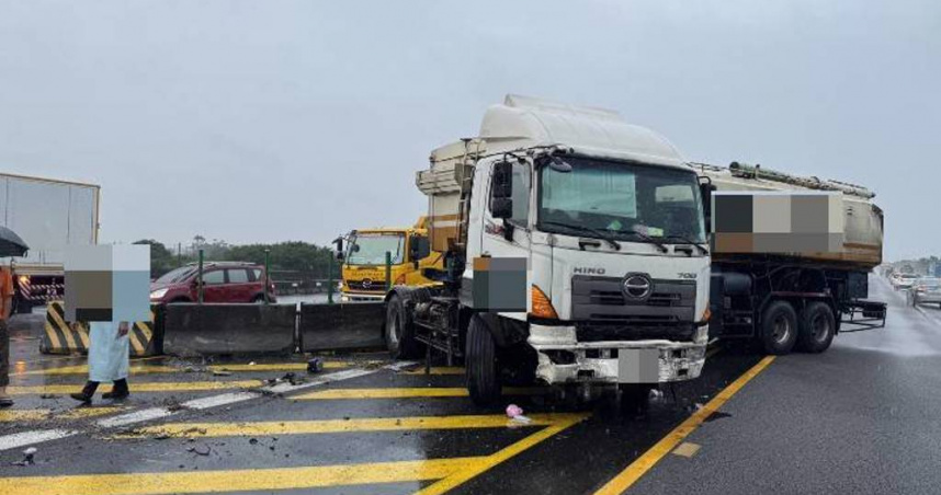 營運半聯結車失控撞擊中央分隔島，碎石散落對向車道。（圖／翻攝畫面）