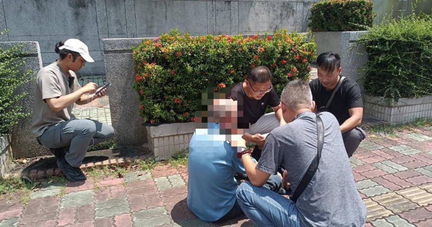 詐騙集團假藉中高齡就業補助徵才，騙取個資後指派61歲許男南下台中取款，當場遭警方埋伏逮捕。（圖／警方提供）