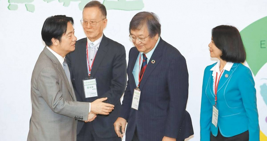 賴清德總統（左）17日出席台灣氣候與健康聯盟與台北榮民總醫院一同主辦「院長永續講堂」，合影結束後與台灣氣候與健康聯盟祕書長周麗芳（右起）、衛福部長邱泰源、台灣氣候與健康聯盟理事長簡又新等人握手致意。（圖／中國時報黃世麒攝）